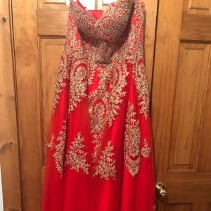 RED/GOLD DETAILING MERMAID STYLE PROM DRESS SIZE 4